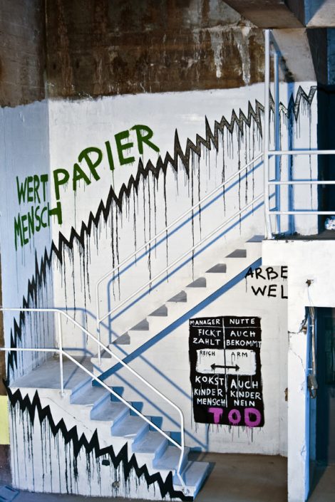 Wertpapier Mensch, Kris Kind, 2018, streetart, mural, graffiti, swiss, Solothurn, Schweiz, Kettenreaktion2018 Unique Painting Artwork, Kris Kind Dr. Kristian Stuhl #illegalernuttentransport #streetart #graffiti #mural #kriskind #kindkris #wertpapiermensch #kettenreaktion #economicporn